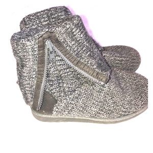Gray knitted boots